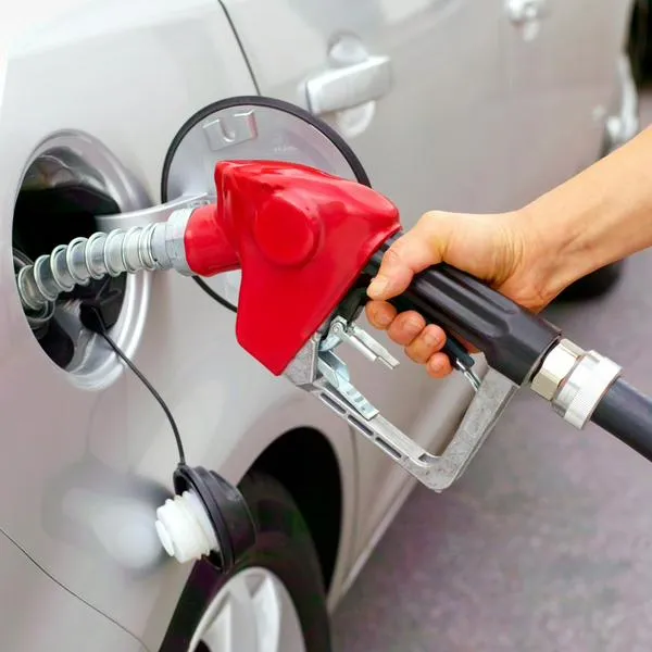 Gasolina hoy: precios de los combustibles podrían bajar en Colombia para estratos 1, 2 y 3 y con salario inferior a 3 millones de pesos.