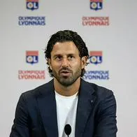 Brutal ataque de hinchas del Marsella al bus de Lyon terminó con varios heridos, entre ellos, Fabio Grosso, quien es el entrenador del equipo.
