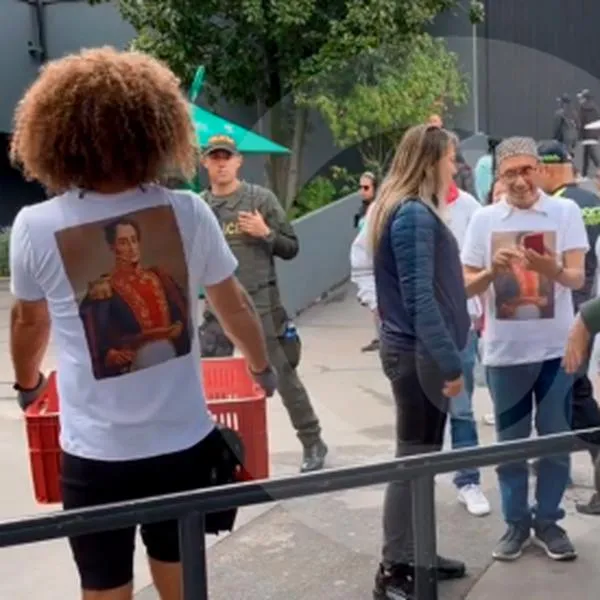 Intentaron hacerle campaña a Gustavo Bolívar con camisetas de Simón Bolívar y la Policía lo impidió