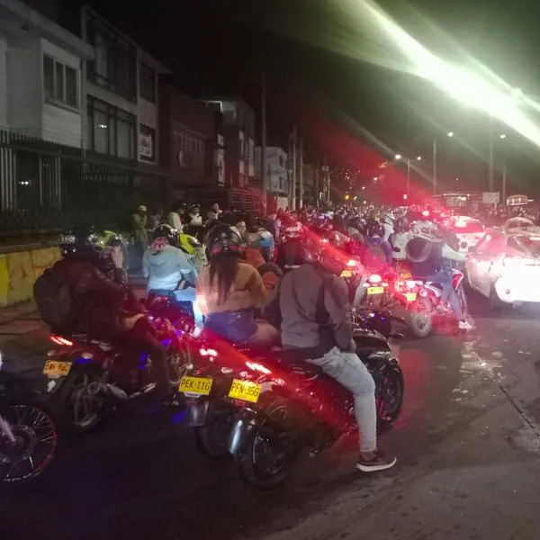 Caravana de motociclistas en Bogotá la noche del 29 de octubre, después de elecciones.