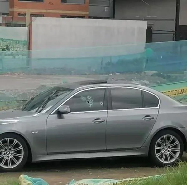 Muestran foto del conductor del carro BMW asesinado en Bogotá junto a su hijo. Fue captado durante una audiencia que tenía por un pleito. 