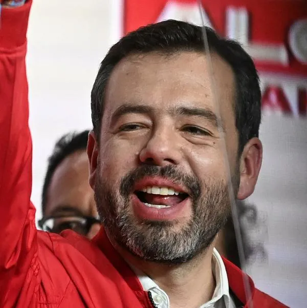 Carlos Fernando Galán cumplió promesa a su colegio en el primer día como alcalde de Bogotá. Los niños le hicieron la entrevista. 