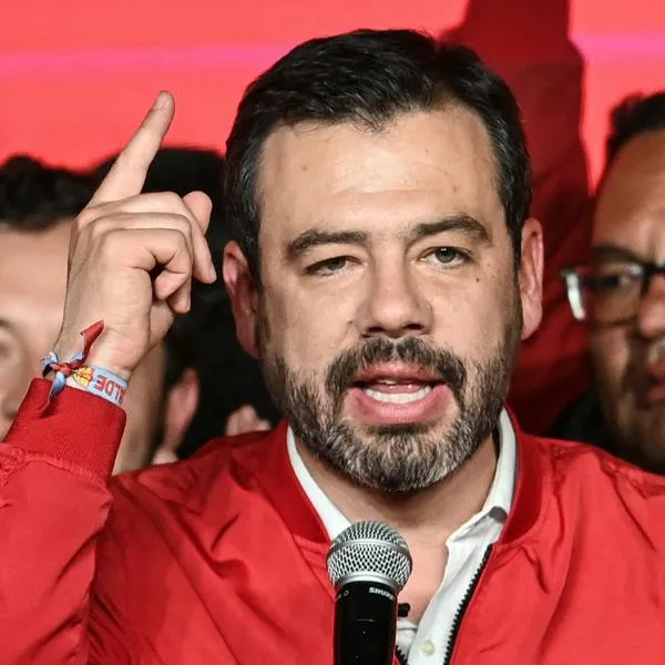 Desempolvan fotos de Carlos Fernando Galán, nuevo alcalde de Bogotá, cuando era joven. Tenía el pelo largo y contaba con pinta de rockero. 