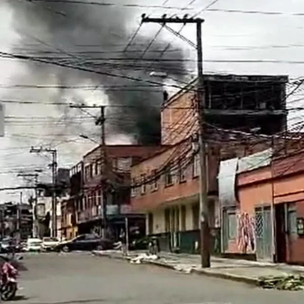 Incendio de fábrica en Bogotá tiene en alerta a habitantes por gigantesca nube de humo