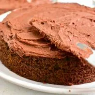 La cubierta de chocolate es una de las preparaciones infaltables en la repostería y acá tenemos el paso a paso para que sorprendas con tus postres.