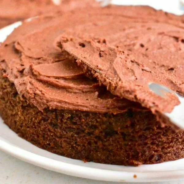 La cubierta de chocolate es una de las preparaciones infaltables en la repostería y acá tenemos el paso a paso para que sorprendas con tus postres.
