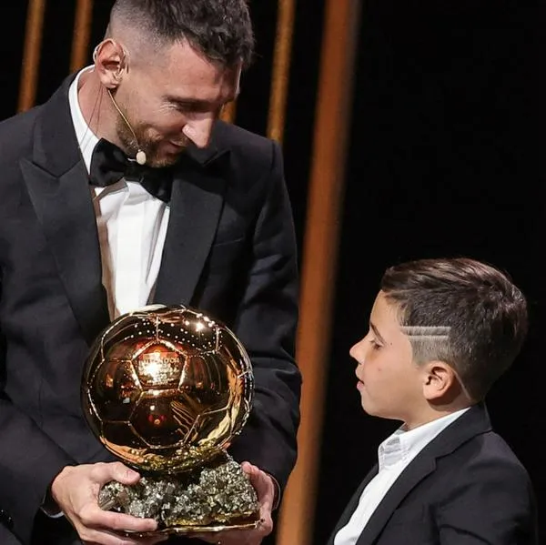 El tierno momento de Lionel Messi y su hijo Mateo en la entrega del Balón de Oro.
