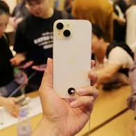 Bloquear el iPhone evitará que gente desconocida vea sus contactos, fotos y más.
