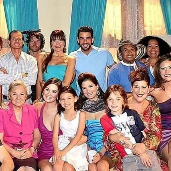 Foto de elenco de 'Chepe Fortuna', en nota de que Murió actor de esa noveala de RCN, Nicolás Cardona, recordado como La Bumby