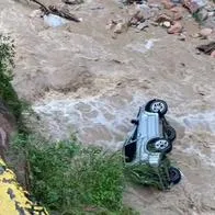 Carro rodó y cayó a una quebrada en vía de Bucaramanga por fuertes lluvias