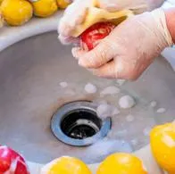Lavar las frutas con jabón podría ser perjudicial para la salud, explicó la Organización Mundial de la Salud. No lo recomiendan porque puede dejar residuos.