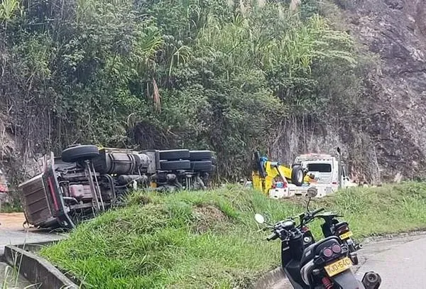 Camión perdió el control y se volcó en plena vía de Buenaventura