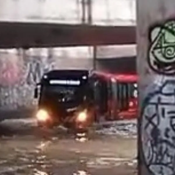 Bloqueos en Transmilenio Bogotá: inundaciones en varios sectores y protestas