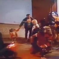Momento en que van a asesinar a un hombre que llevaba a una niña de la mano en Soacha.