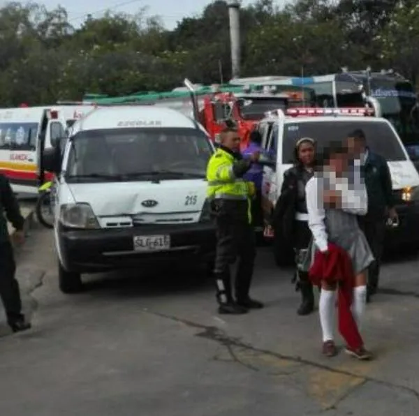 Grave accidente en Bogotá. Ruta escolar se estrelló contra bus y ocasionó un enorme trancón en la ciudad. Hay ambulancias para atender la situación. 