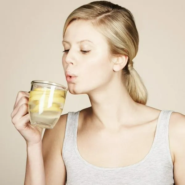 Tomar agua tibia con limón en ayunas es una práctica común para muchas personas debido a los posibles beneficios que se le atribuyen.