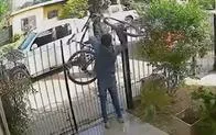 Video |  Hombre frustra robo en su casa a plena luz del día en Barranquilla