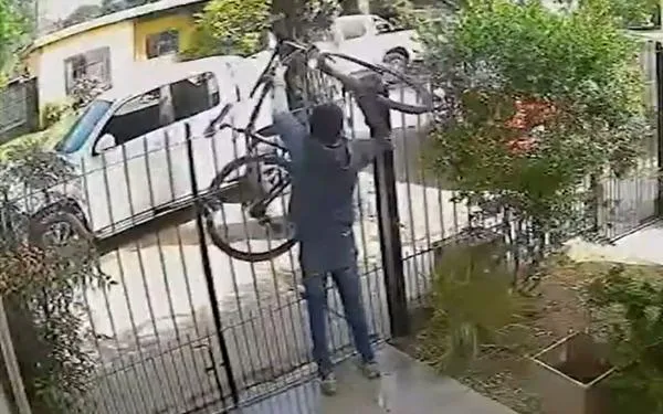 Video |  Hombre frustra robo en su casa a plena luz del día en Barranquilla