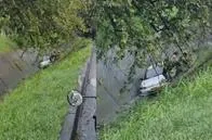 Carro perdió el control por las lluvias y cayó a un caño en el sur de Cali
