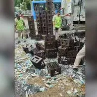 Cali hoy: camión de cerveza se accidentó y varias canastas salieron volando