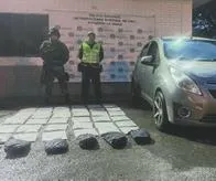 En carro abandonado en Cali la policía encontró 21 mil gramos de drogas