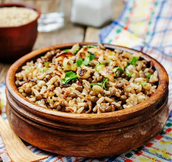 Cómo hacer un delicioso arroz con lentejas fácil y rápido: receta paso a paso y lista de ingredientes para preparar el plato típico árabe.