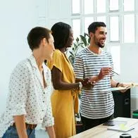 ¿Cuánto se le debería pagar a un practicante profesional en Colombia?