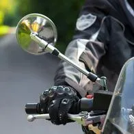 Cómo frenar una moto: tips y recomendaciones para hacerlo de manera adecuada y así evitar accidentes en la carretera.