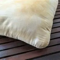 Cómo quitar las manchas amarillas de las almohadas: truco fácil, rápido y efectivo usando únicamente bicarbonato de sodio, vinagre y jabón de loza.