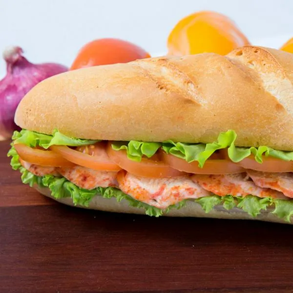 Un sándwich de pollo es una comida versátil y equilibrada que combina proteínas, carbohidratos y vegetales, siendo una opción rápida para satisfacer el hambre.