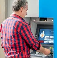 Los cinco bancos que más dinero cobran por hacer retiros en cajeros automáticos de otros bancos, advirtió la Superintendencia Financiera.