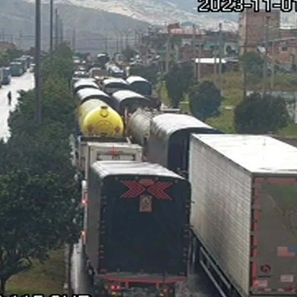 Bogotá amaneció este jueves 2 de noviembre con enormes trancones en la ciudad por accidentes de tránsito y un carro varado. Transmilenio, afectado. 