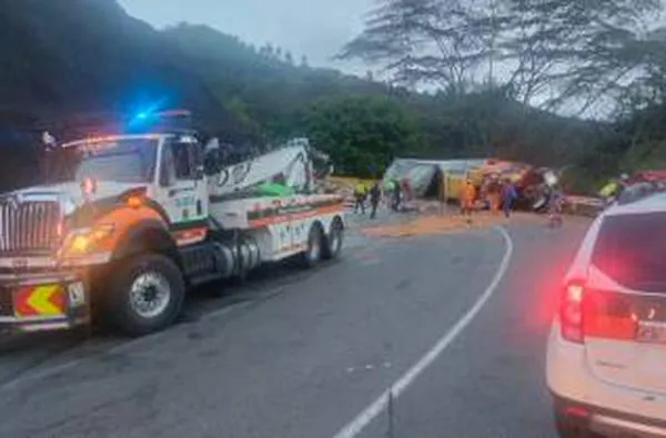 Tractocamión con cargamentos lácteos se volcó en la vía La Línea