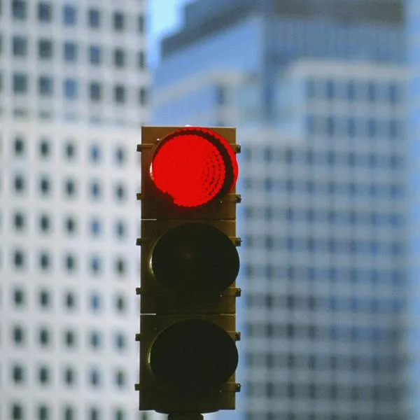 Girar a la derecha con el semáforo en rojo sí está permitido.
