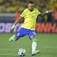 Neymar será operado de su rodilla izquierda luego de la lesión que sufrió en el partido contra Uruguay y el médico colombiano Juan David Peña hará parte.