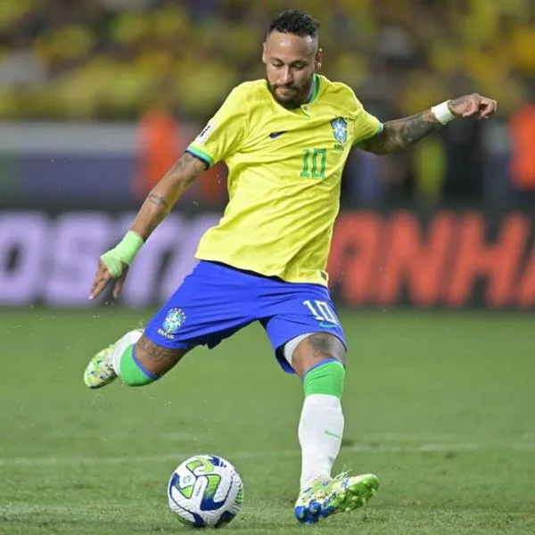 Neymar será operado de su rodilla izquierda luego de la lesión que sufrió en el partido contra Uruguay y el médico colombiano Juan David Peña hará parte.