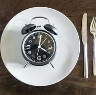Qué alimentos puede consumir si está haciendo ayuno intermitente y no lo interrumpiría.