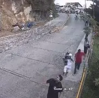 Derrumbe en piedra del Peñol, en Guatapé: video del momento exacto del desprendimiento.