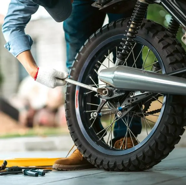 Revisarle los elementos a la moto es clave para evitar daños y complicaciones.