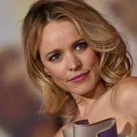 Rachel McAdams le hace alusión al tono rubio muy claro cenizo.