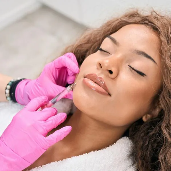 La toxina botulínica, popularmente llamada bótox, se administra mediante inyecciones en los músculos faciales, logrando una disminución temporal de las arrugas y líneas de expresión.