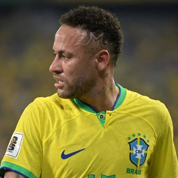 Neymar fue operado con “éxito” de la rodilla en Brasil.