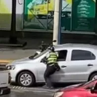 Conductor borracho arrastró con carro a agente de tránsito que lo detuvo