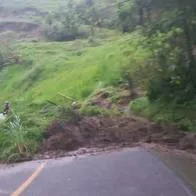 Vía que de Manizales conduce a Neira, Caldas, está cerrada por un derrumbe provocado por las fuertes lluvias de la madrugada de este viernes en la zona.