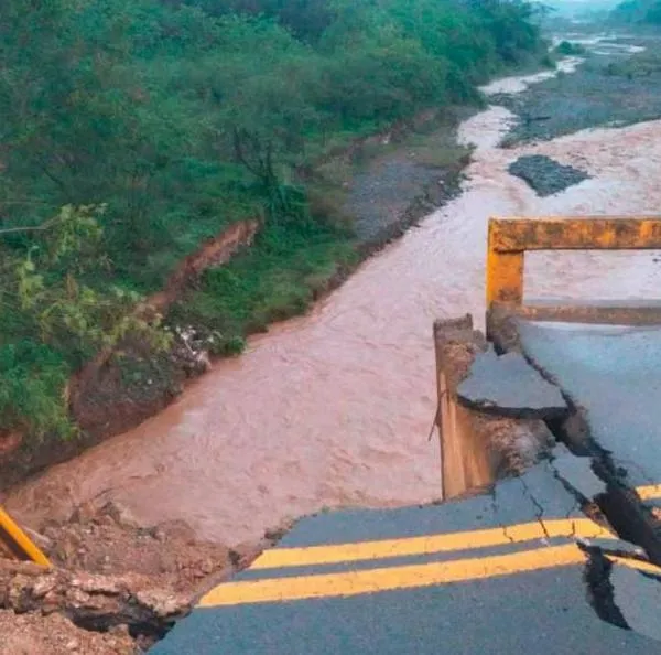 Vía Santa Fe de Antioquia-Bolombolo amaneció cerrada por el colapso del puente del río Tonusco en la madrugada de este viernes 3 de noviembre.