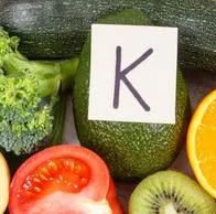 La vitamina K es importante en la dieta de los adultos por sus nutrientes, lo cual ayuda para la coagulación de la sangre. Recomiendan consumirla a diario.