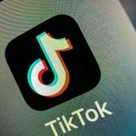 En TikTok se hizo viral un reto en el que los jóvenes se pegan con un martillo en la cara para hacerse microfracturas y perfilar su rostro.