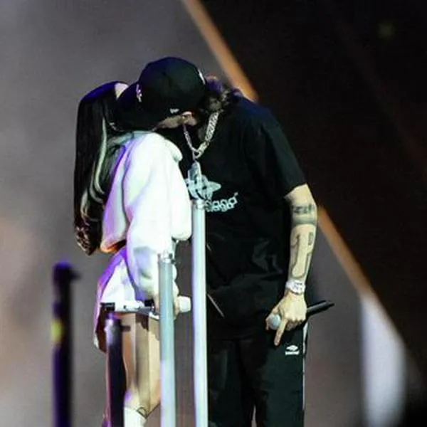 Video: Nicki Nicole y Peso Pluma confirman su noviazgo en pleno concierto.