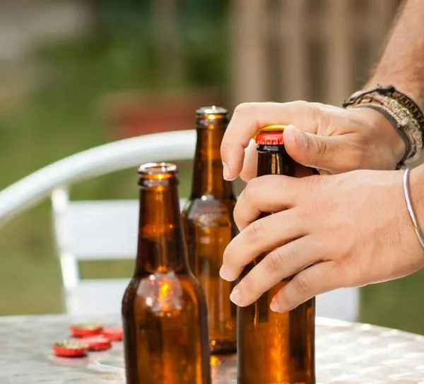 Cómo abrir una cerveza sin destapador: 6 trucos fáciles y efectivos para quitar la tapa metálica con implementos caseros.