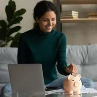 Foto de mujer con ahorro, en nota de banco da tasa de CDT alta en Colombia, mejor que Bancolombia, Davivienda y más